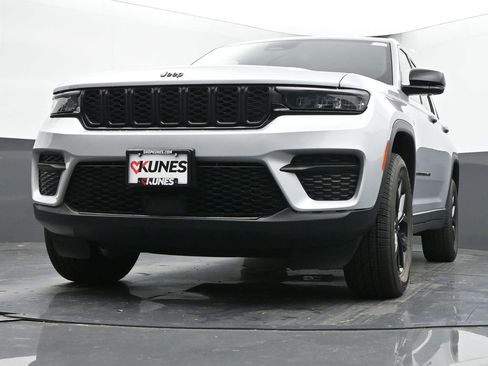 Used 2024 Jeep Grand Cherokee Altitude image 46