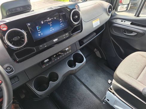 Used 2025 Mercedes-Benz Sprinter 2500 image 17