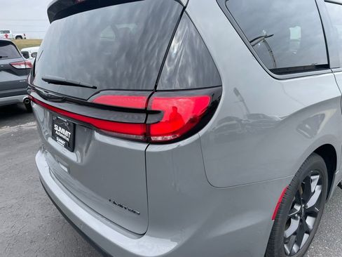 Used 2025 Chrysler Pacifica Limited image 31