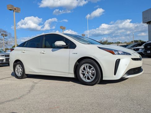 Used 2020 Toyota Prius LE image 2