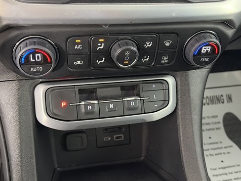 Used 2023 GMC Acadia SLT w/ Technology Package AWD/4WD image 27