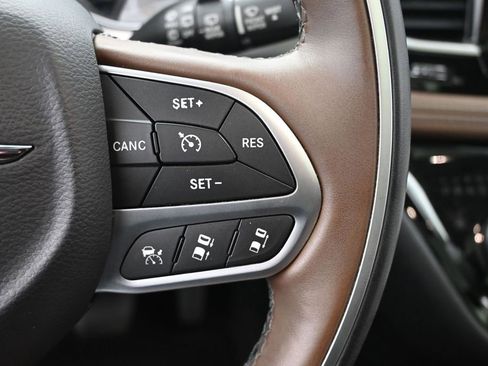 Used 2017 Chrysler Pacifica Limited FWD image 31