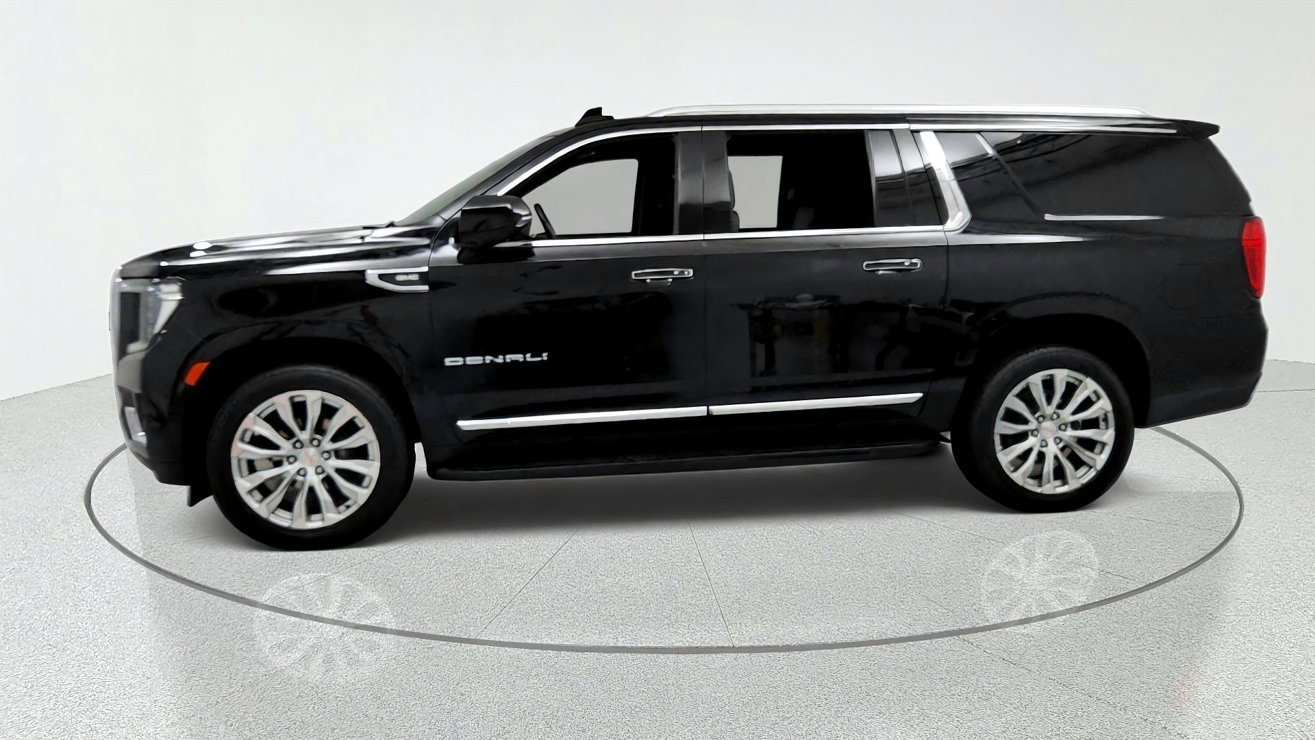 Used 2024 GMC Yukon XL Denali AWD/4WD image 2