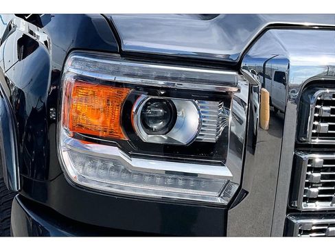 Used 2018 GMC Sierra 2500 Denali image 32