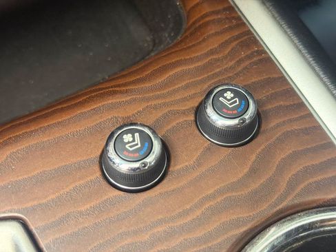 Used 2017 Nissan Pathfinder Platinum w/ Family Entertainment Package FWD image 29