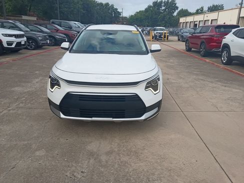 Used 2025 Kia Niro LX FWD image 5