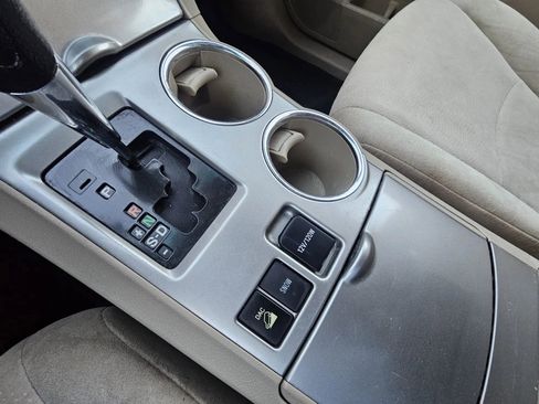 Used 2013 Toyota Highlander SE w/ Cold Weather Pkg image 25