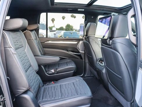 Used 2026 Cadillac Escalade ESV V AWD/4WD image 19
