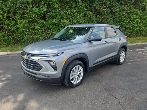 Used 2024 Chevrolet TrailBlazer LS w/ LS Convenience Package FWD image 2