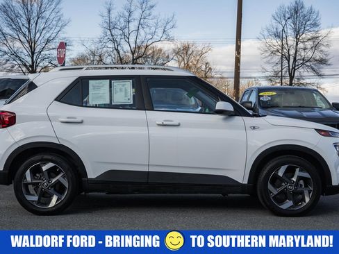 Used 2024 Hyundai Venue SEL image 3