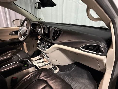 Used 2022 Chrysler Pacifica Touring-L w/ Uconnect Theater Family Group AWD/4WD image 39