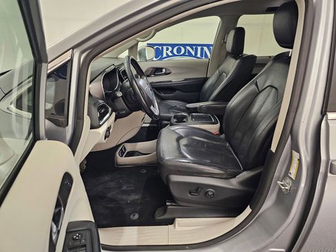 Used 2020 Chrysler Pacifica Touring-L Plus image 11