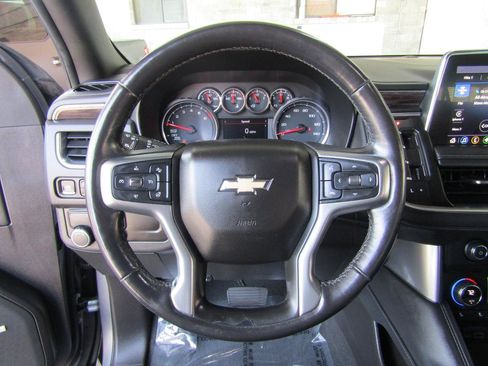 Used 2021 Chevrolet Suburban LT w/ Luxury Package RWD image 15