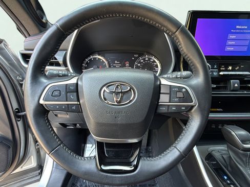 Used 2023 Toyota Highlander XSE AWD/4WD image 16
