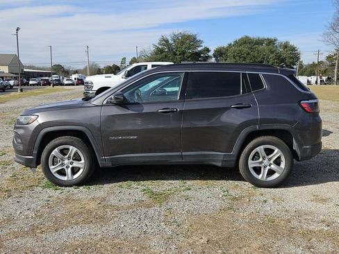 Used 2024 Jeep Compass Latitude image 4