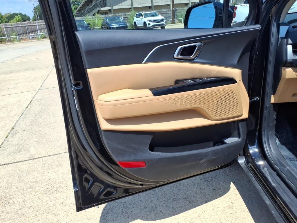 Used 2023 Kia Carnival LX FWD image 27