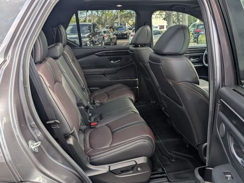 Used 2025 Honda Pilot Black Edition image 17