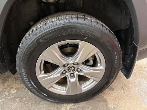 Used 2022 Toyota RAV4 XLE w/ Convenience Package image 9