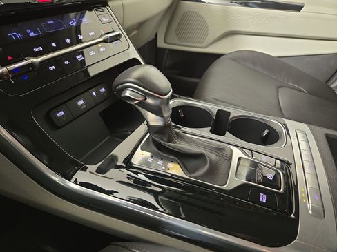 Used 2024 Kia Carnival EX image 25