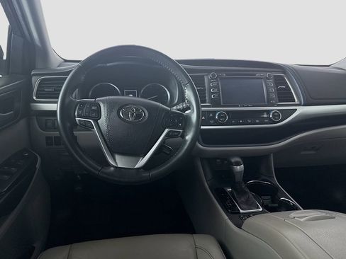 Used 2019 Toyota Highlander XLE image 14