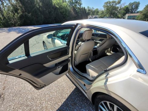 Used 2017 Lincoln Continental Select image 18