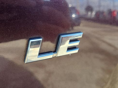 Used 2018 Toyota RAV4 LE image 19