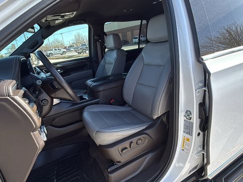 Used 2022 GMC Yukon XL SLT w/ SLT Luxury Package image 12