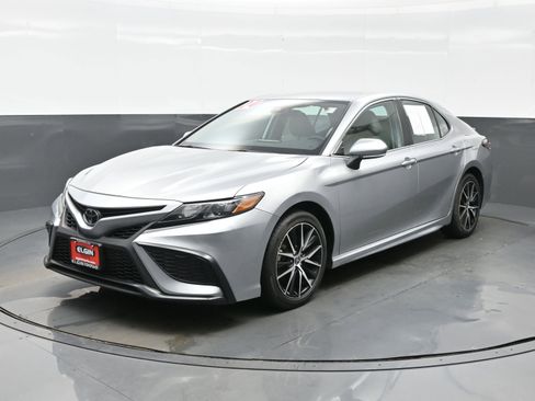 Used 2024 Toyota Camry SE image 2