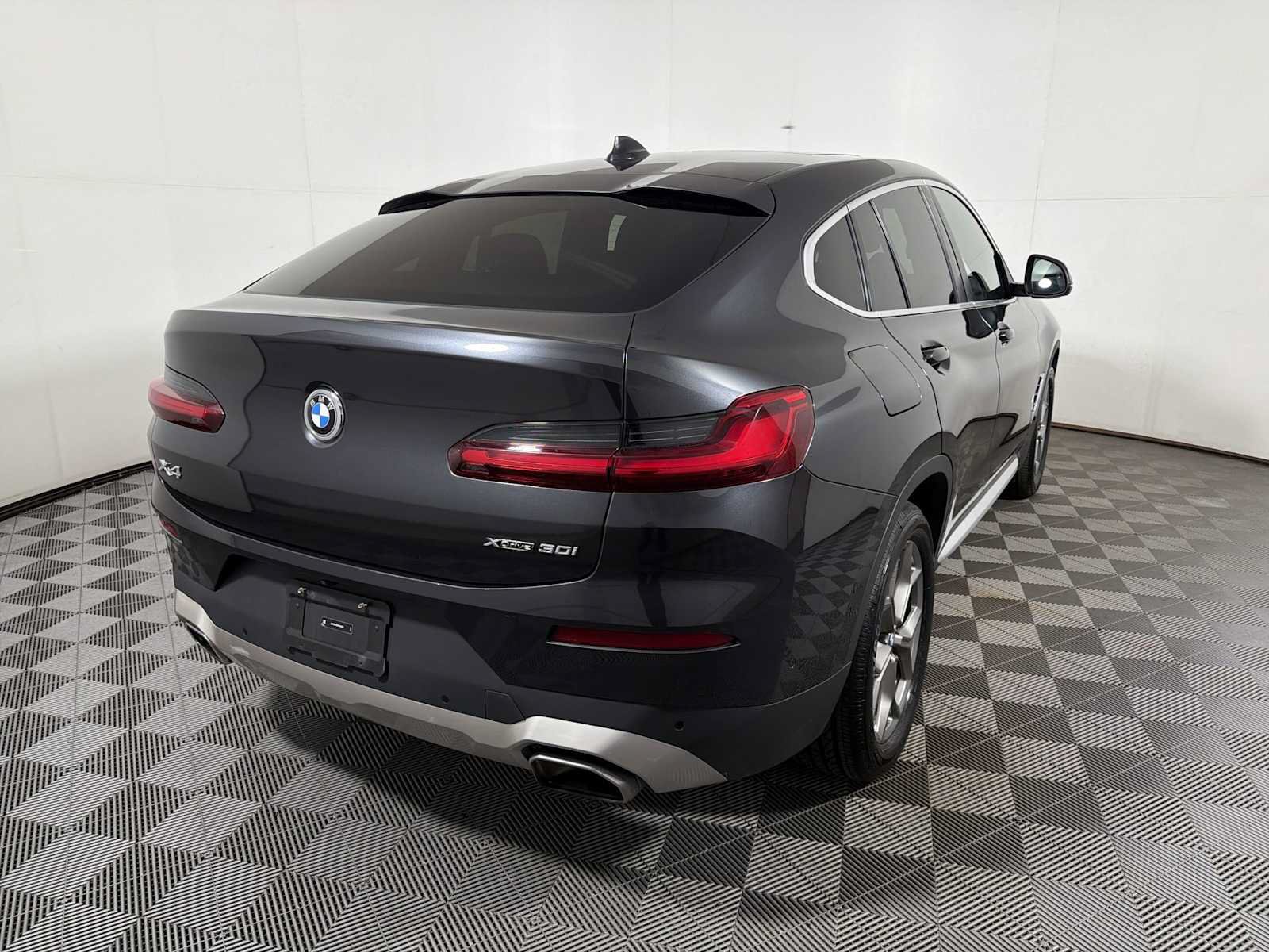 Used 2024 BMW X4 xDrive30i w/ Parking Assistance Package AWD/4WD image 6