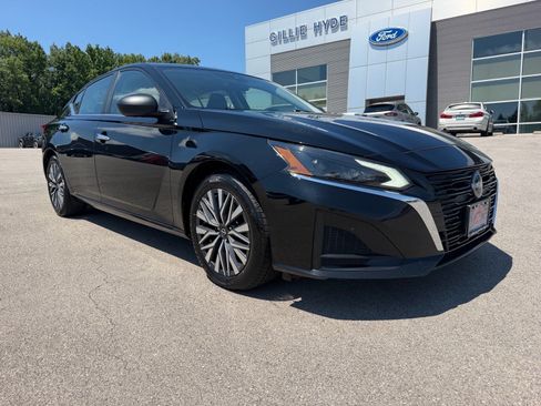 Used 2024 Nissan Altima 2.5 SV FWD image 3