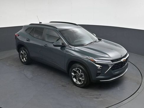 Used 2025 Chevrolet Trax LT FWD image 22