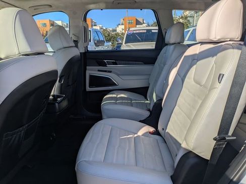 Used 2024 Kia Telluride SX Prestige image 11