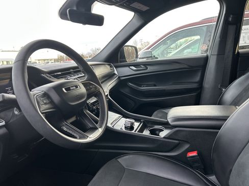 Used 2025 Jeep Grand Cherokee Altitude image 11