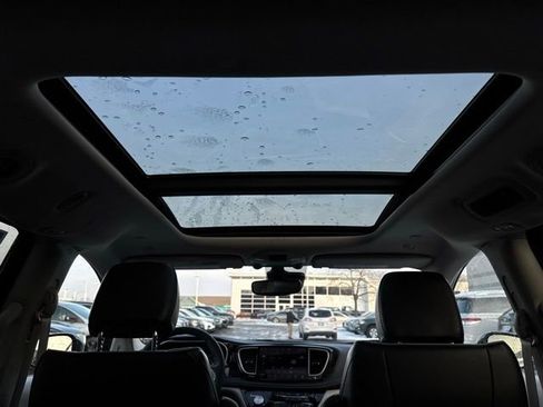 Used 2023 Chrysler Pacifica Limited image 22