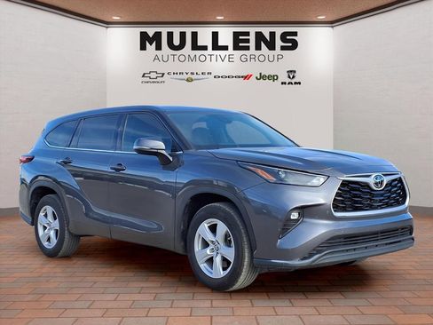 Used 2022 Toyota Highlander LE image 3