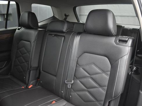 Used 2025 Volkswagen Atlas SE FWD image 21