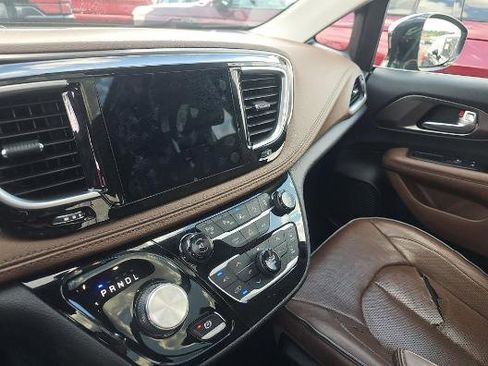 Used 2017 Chrysler Pacifica Limited w/ UConnect Theater Package image 3