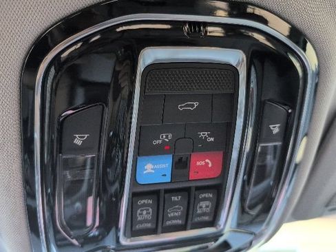 Used 2023 Jeep Grand Cherokee Overland w/ Luxury Tech Group IV AWD/4WD image 27