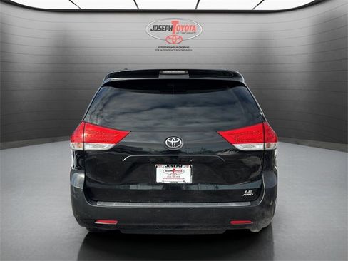 Used 2012 Toyota Sienna LE image 8