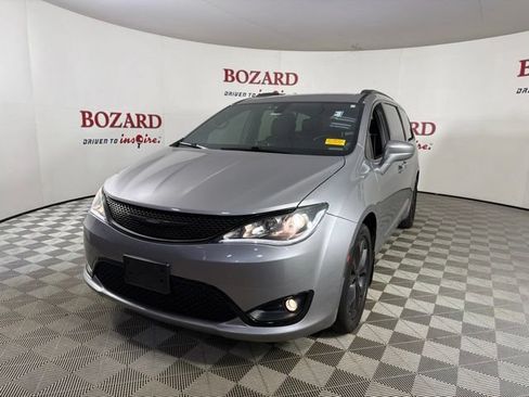Used 2018 Chrysler Pacifica Touring-L w/ Premium Audio Group FWD image 4