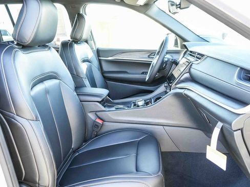 New 2025 Jeep Grand Cherokee Limited w/ Black Appearance Package image 17