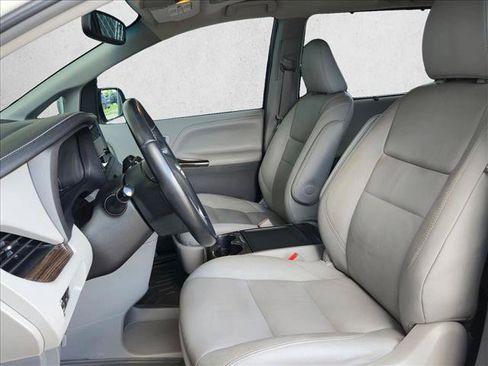 Used 2016 Toyota Sienna XLE w/ XLE Navigation Package FWD image 9