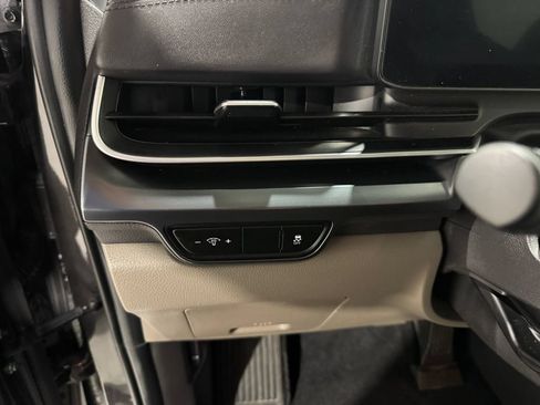 Used 2025 Kia Carnival FWD image 34