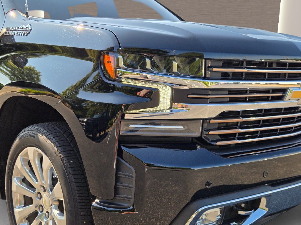 Used 2021 Chevrolet Silverado 1500 High Country w/ Technology Package AWD/4WD image 2