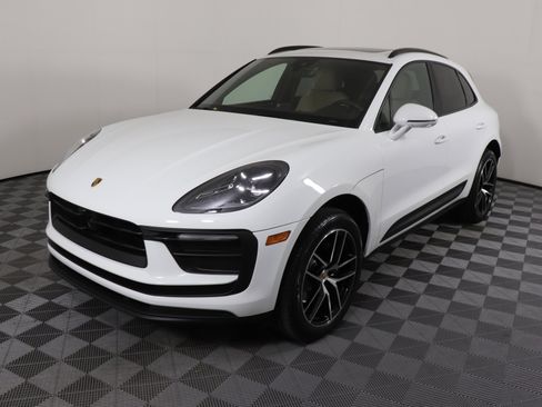 Used 2025 Porsche Macan image 10