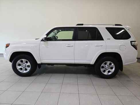 Certified 2022 Toyota 4Runner SR5 AWD/4WD image 3