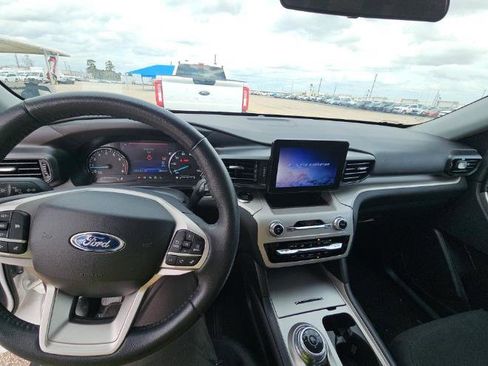 Used 2023 Ford Explorer XLT image 9