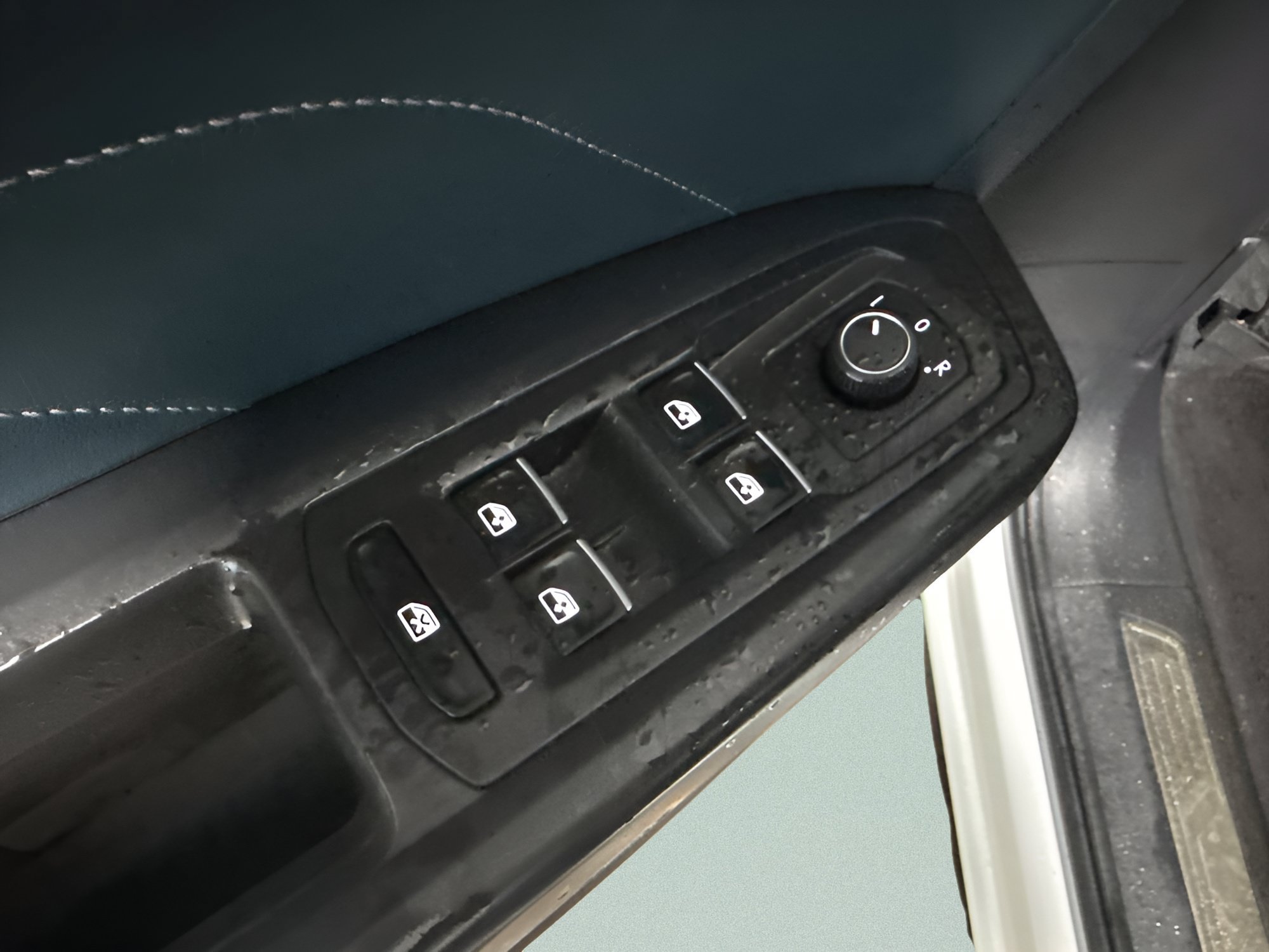 Used 2022 Volkswagen Atlas Cross Sport SEL R-Line w/ Cross Sport MDO Package AWD/4WD image 22