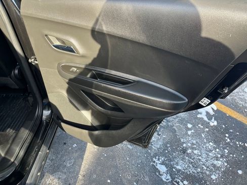 Used 2022 Chevrolet Trax LT w/ LT Convenience Package image 23