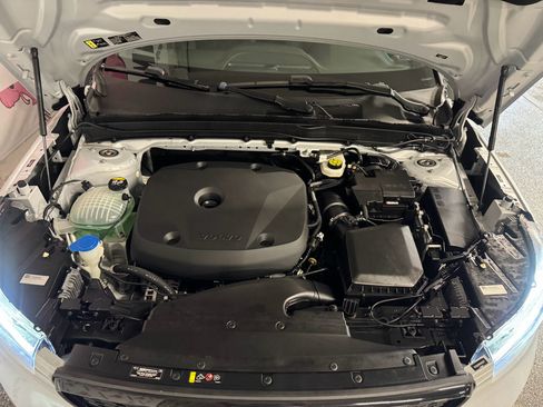 Used 2021 Volvo XC40 T5 R-Design image 6